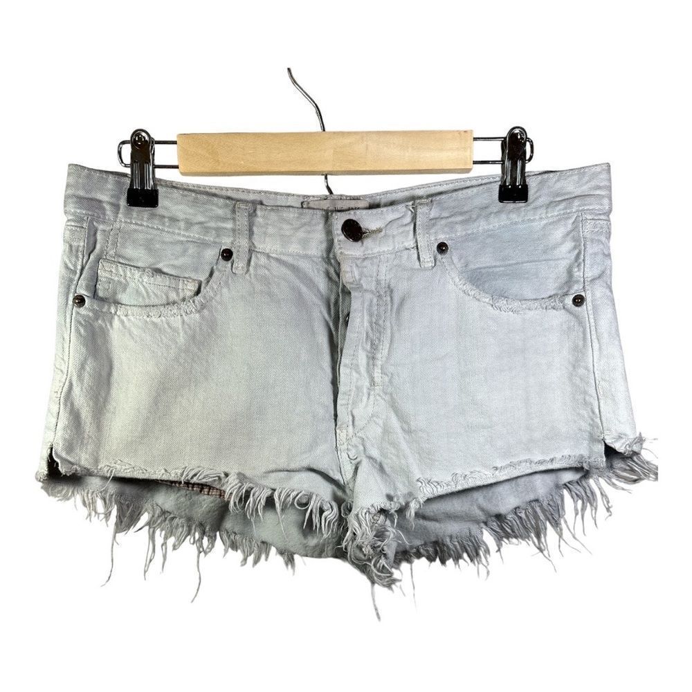 FREE PEOPLE Women’s Button Fly Frayed Hem Boho Denim Shorts Light Wash Size 28